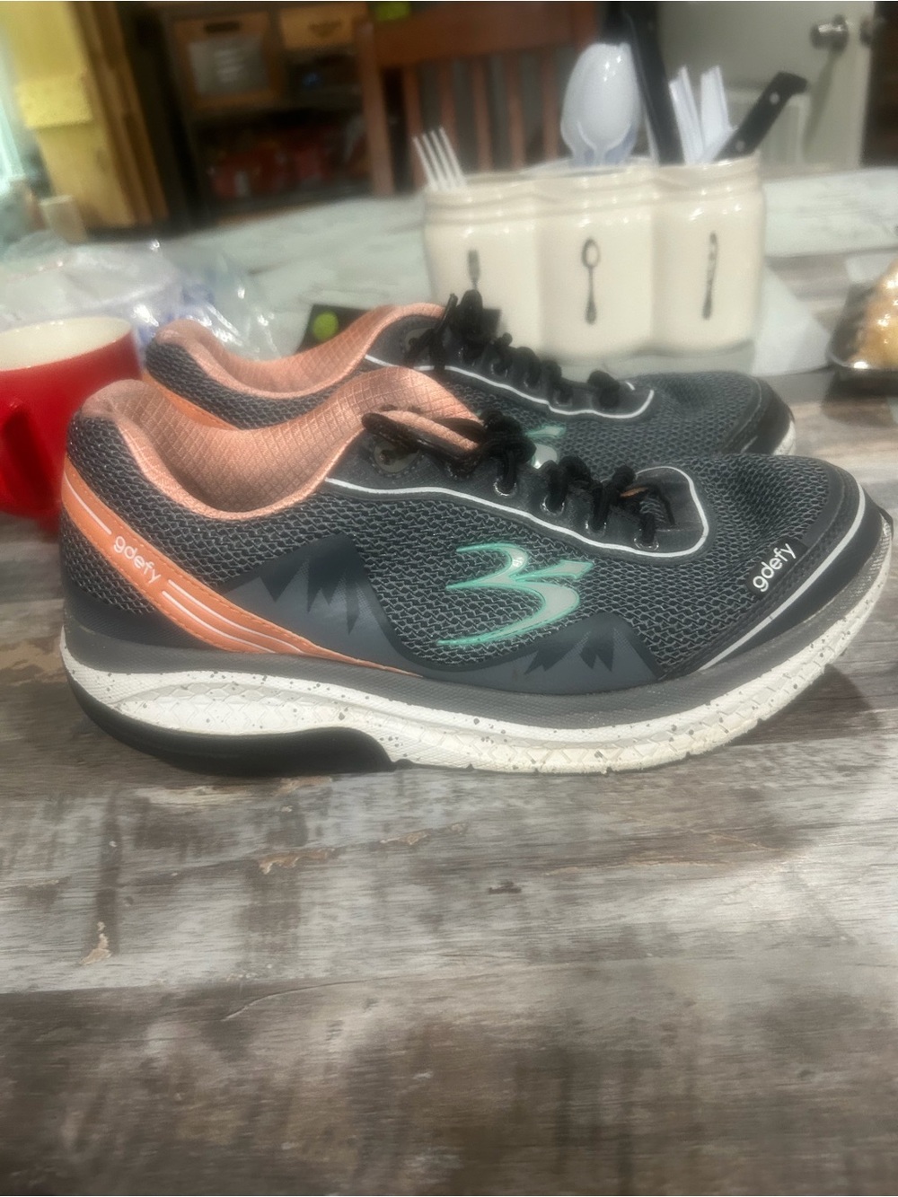 Women's size 11 siGravty Defy Mighty walk sneakers